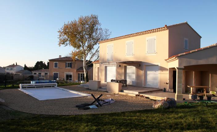 villa-de-style-provenccedil;ale-a-eacute;tage-avec-piscine